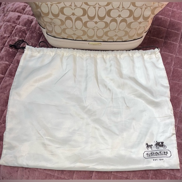 Coach Park Signature Cream and White Bag with side pockets and dust bag - Picture 15 of 15